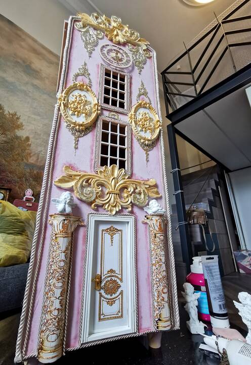 Venecijos karnavalui A. Mikalauskienė siūdinosi specialų kostiumą, o svarbiausia buvo karūna – joje įrengtas karališkas kambarys. 