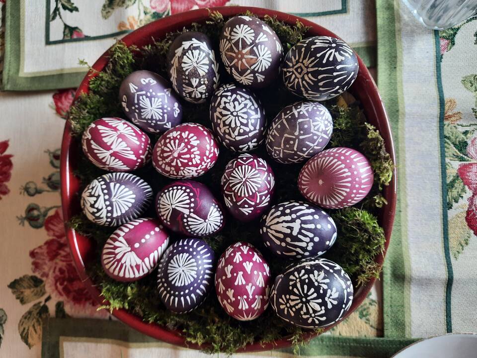 Vertybės: Astos šeimoje meilės folklorui ir senosioms tradicijoms grūdas jau seniai pasėtas. Vaikai drauge su mama daug metų lanko „Virvytės“ folklorinį ansamblį.