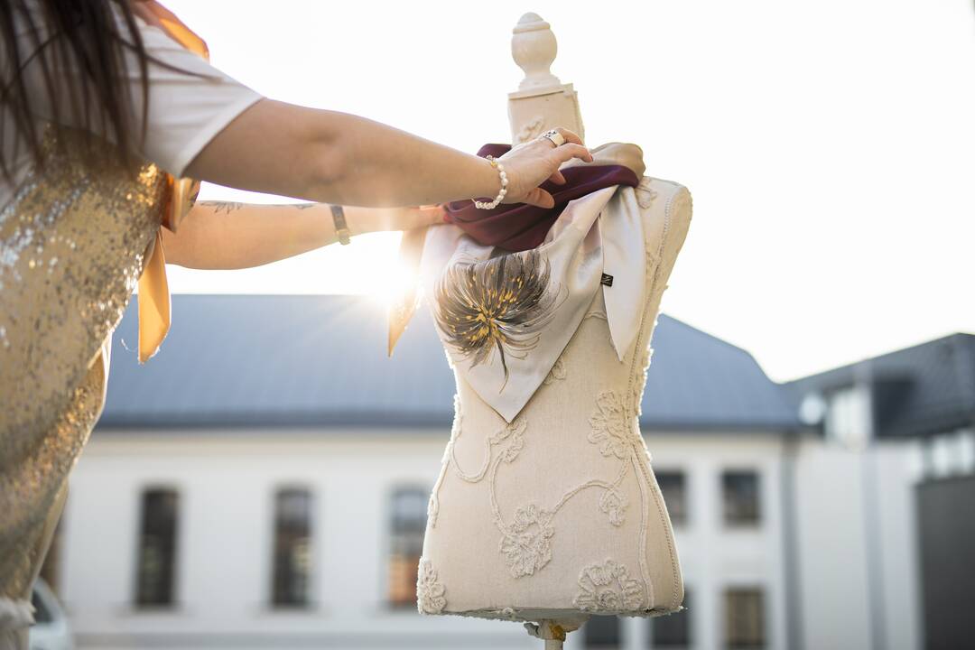 Savarankiškai: kupolinį namą pasistačiusi menininkė Ž. Aleknaitė daug ką darė pati – padėjo inžinerinis išsilavinimas. 