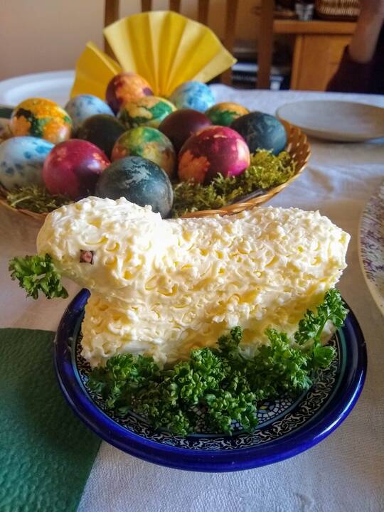 Vertybės: Astos šeimoje meilės folklorui ir senosioms tradicijoms grūdas jau seniai pasėtas. Vaikai drauge su mama daug metų lanko „Virvytės“ folklorinį ansamblį.
