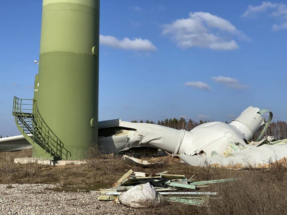 Nuošalu: Akmenės rajone vėjo elektrinė nukrito miško plote.