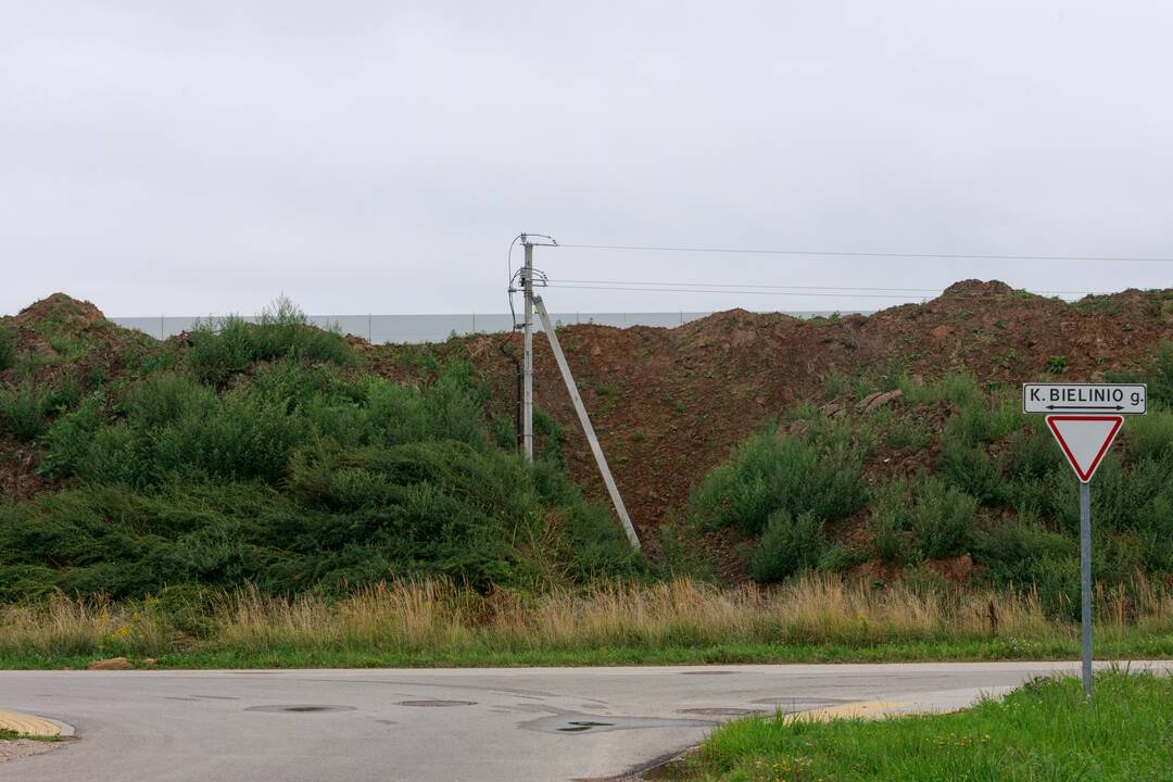 Situacija: bendrovės atstovai po elektros linija supylė laikiną pylimą, esą gyventojams apsaugoti.