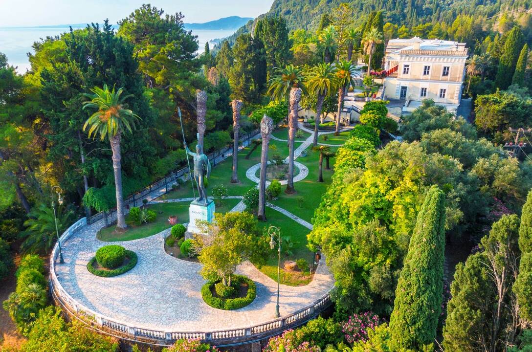 Kerkyra: Korfu salos sostinė, kurios senamiestis nuo 2007 m. yra įtrauktas į UNESCO pasaulio paveldo sąrašą kaip vienas seniausių ir įspūdingiausių miestų, mena dar VIII a.