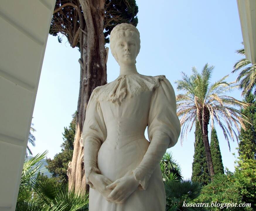 Kerkyra: Korfu salos sostinė, kurios senamiestis nuo 2007 m. yra įtrauktas į UNESCO pasaulio paveldo sąrašą kaip vienas seniausių ir įspūdingiausių miestų, mena dar VIII a.