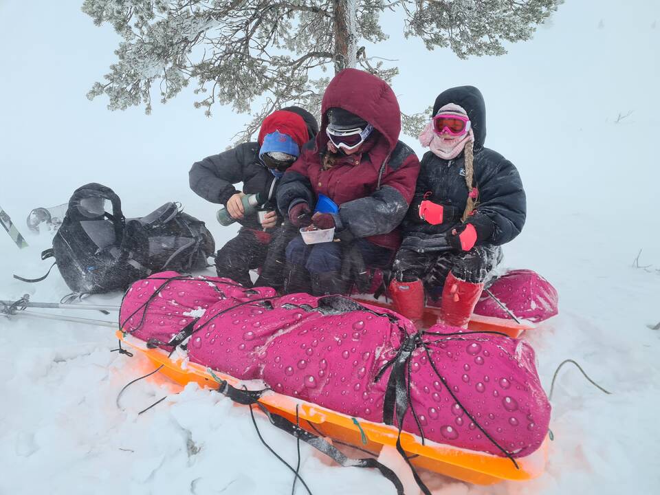 Startas: šeimos komanda pasiruošusi įveikti slidėmis 10–20 km. 