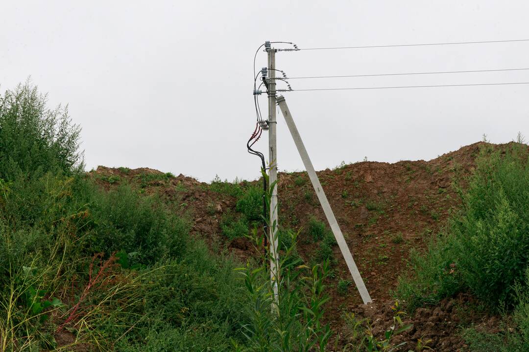 Situacija: bendrovės atstovai po elektros linija supylė laikiną pylimą, esą gyventojams apsaugoti.
