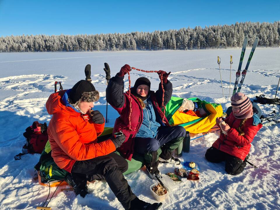 Startas: šeimos komanda pasiruošusi įveikti slidėmis 10–20 km. 