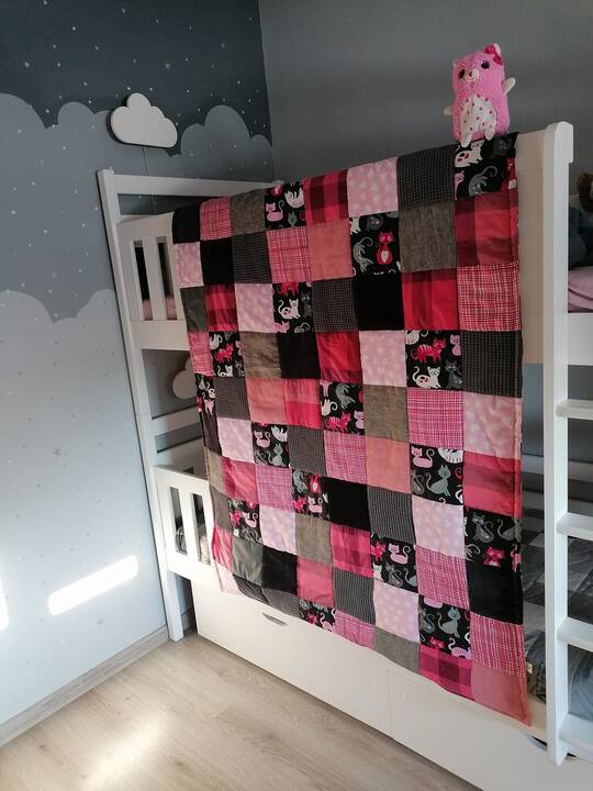 Sprendimas: po vaikų gimimo Justina nebegrįžo į samdomą darbą – sumanė siūti skiautinių antklodėles, rūpintis šeima ir laikyti visus keturis namų kampus.