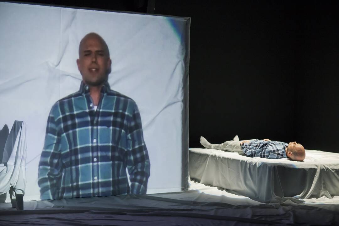 Riba: spektaklio kūrėjai intriguoja – teatre, kaip ir gyvenime, žiūrovams ne visada bus akivaizdu, kas yra tikra, kas – realybės imitacija.