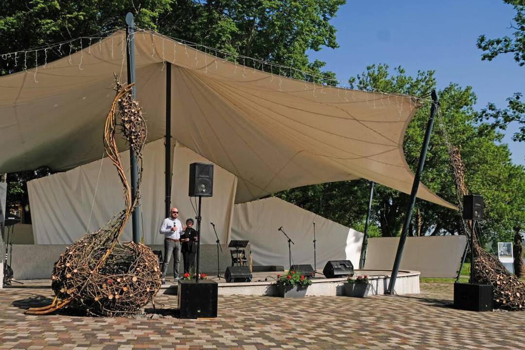 Veiklos: R. Morari įsiliejo į bendruomenę, rengia meno stovyklas vaikams, savo darbų parodas, individualiai moko tapybos.