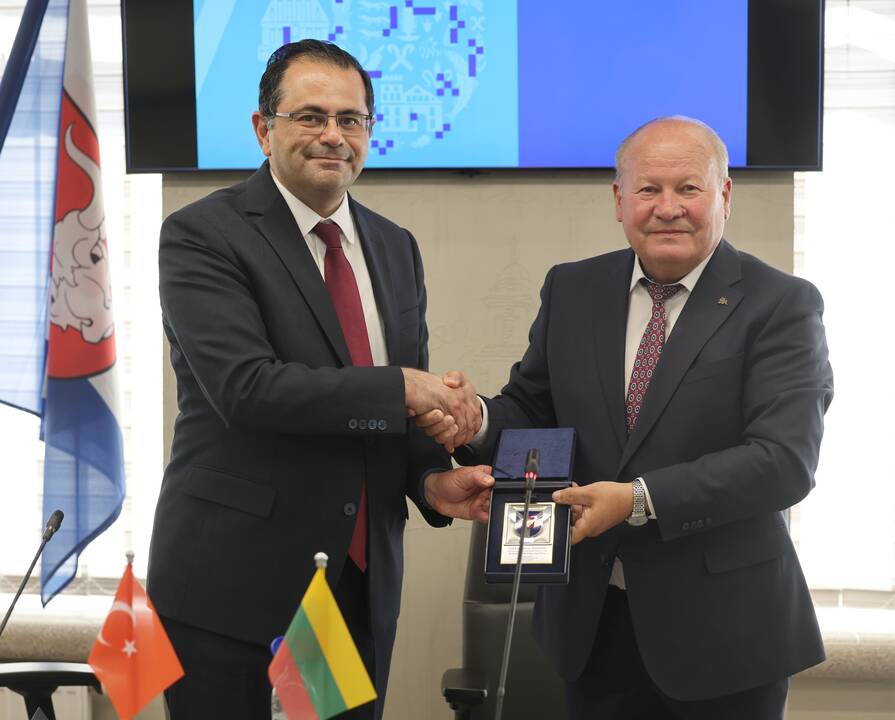 Dėmesys: ambasadoriui G. B. Tantekinas meras V. Makūnas įteikė Kauno rajono savivaldybės plaketę.