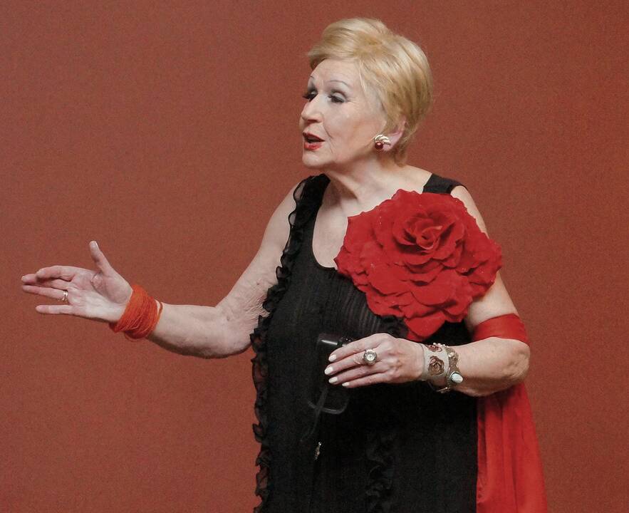 Primadona: ryški, išskirtinė savo povyza ir laikysena, sklidina skaidraus optimizmo – tokia yra 55 sezonus Kauno valstybiniame muzikiniame teatre dainavusi B. Petravičiūtė-Barkauskienė.