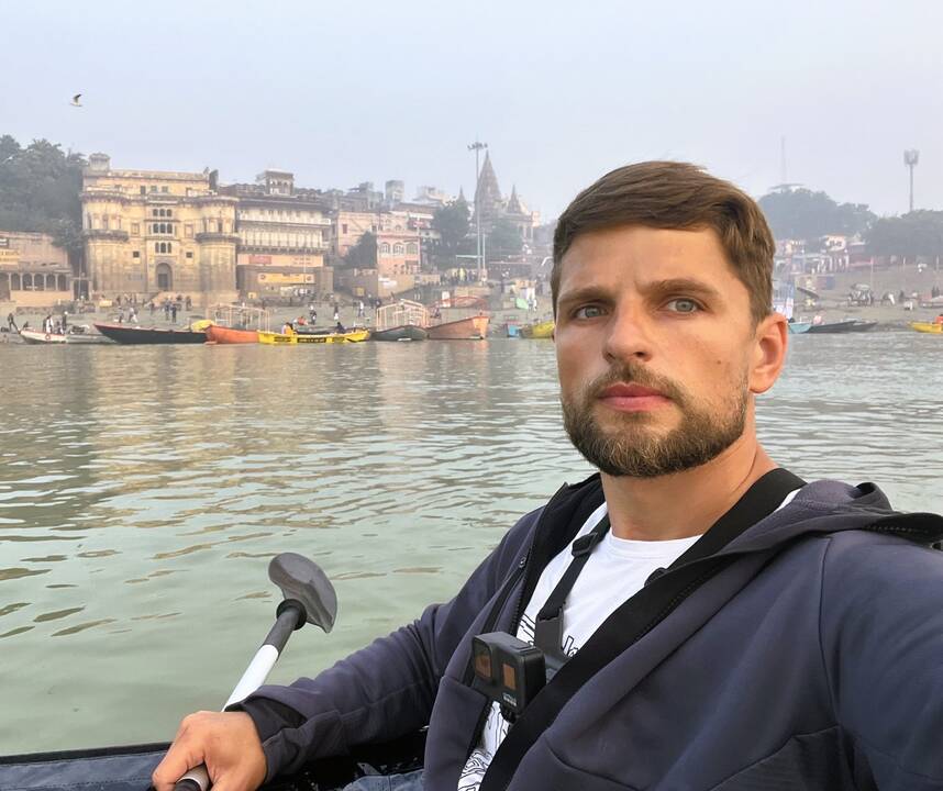 Pakeliui: „Teko praplaukti pro keletą milžiniškų tiltų,nutiestų per Gangą. Nesusilaikiau ir pasidariau asmenukę”, – šypsosi keliautojas.