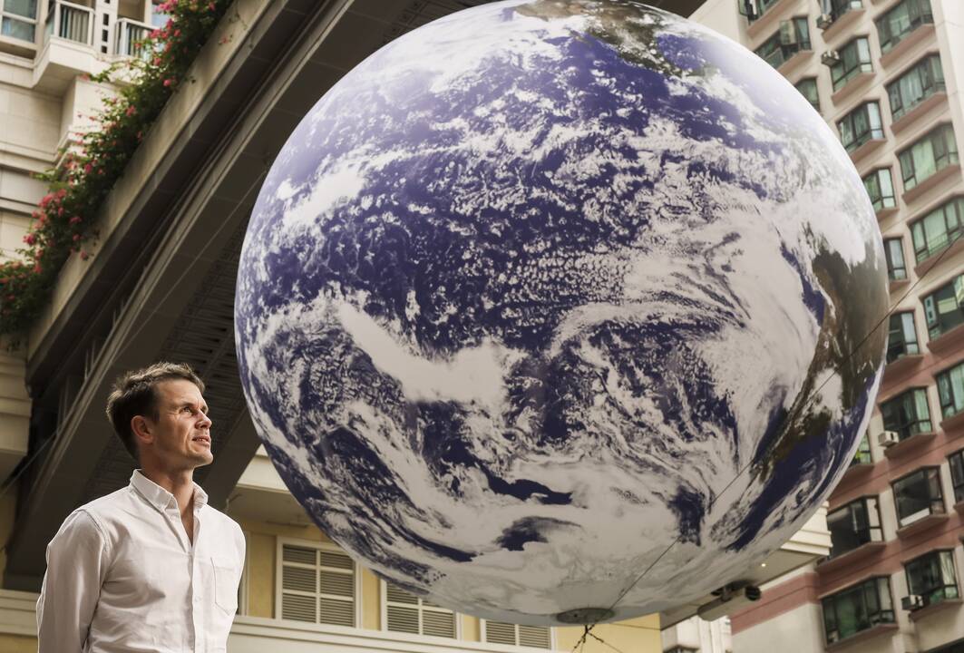 Universalu: anot projekto autorių, instaliacijos „Gaia“ sukeliamas atsakas priklauso nuo vietovės, kurioje jis eksponuojamas, kultūrinės aplinkos.