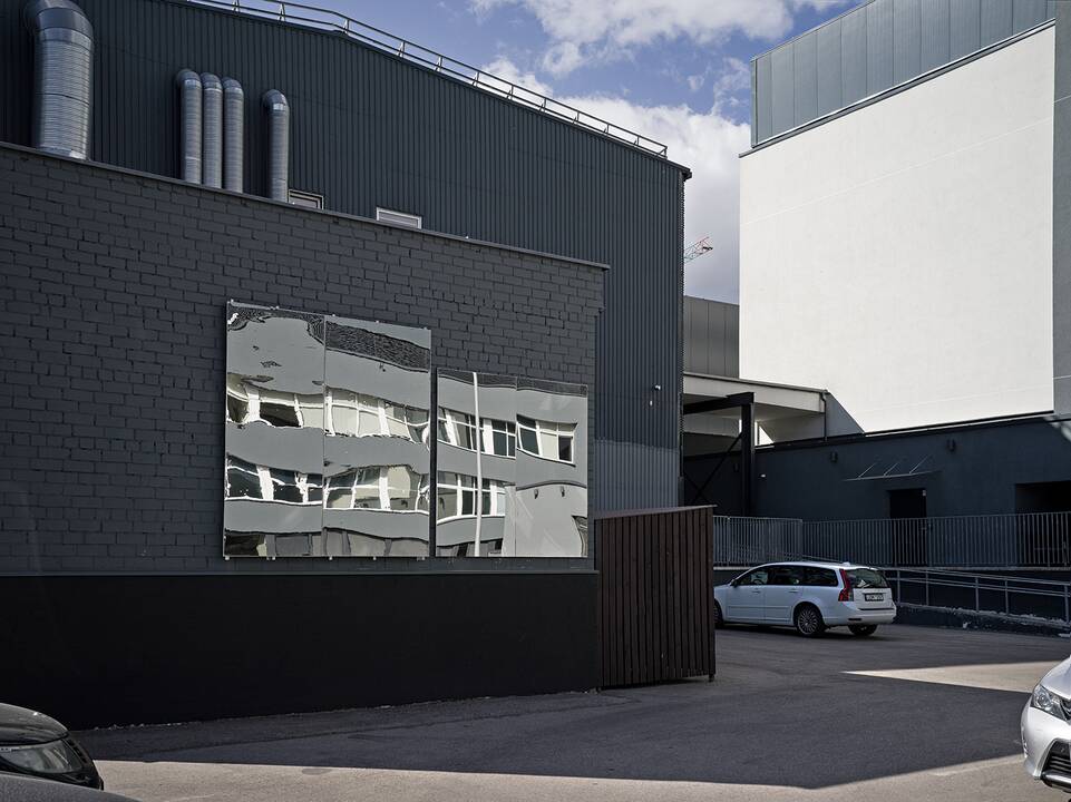 Iš pradžių gana niūrokai atrodžiusios vietos atsiskleidė keistomis detalėmis, žmonių daiktais, architektūra, mikrorajono planavimo įspaudais ir kasdienybės ženklais.Iš serijos „Ki |r| timai. Žvilgsnis į Kirtimų mikrorajoną“