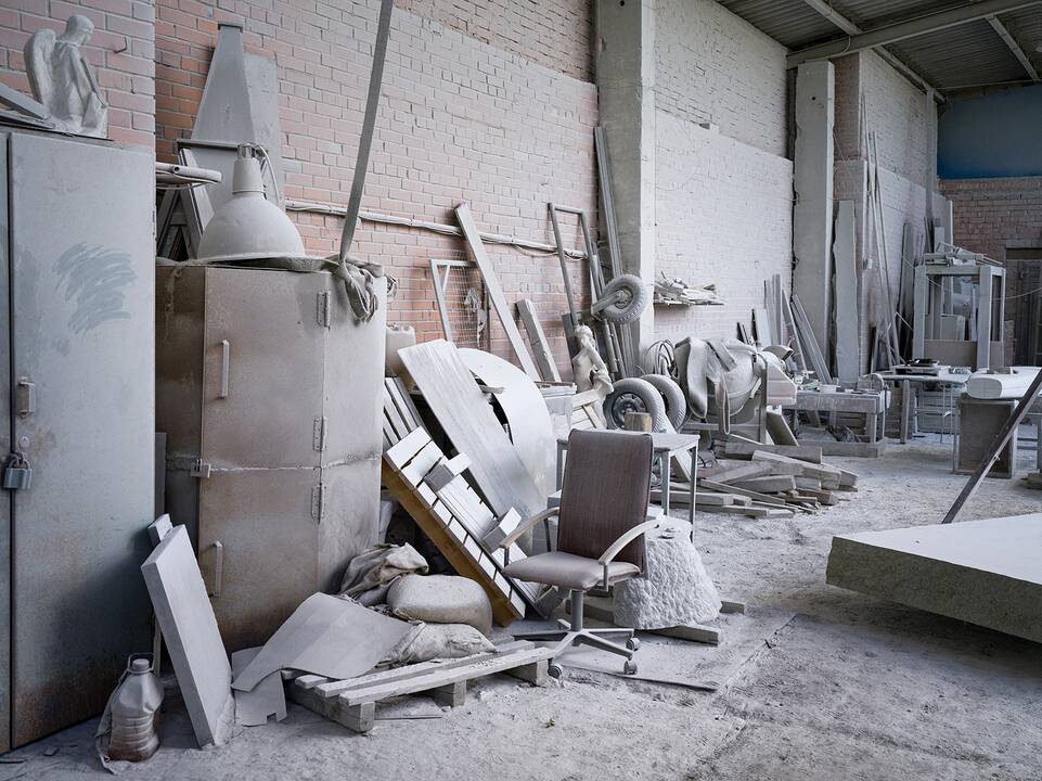 Iš pradžių gana niūrokai atrodžiusios vietos atsiskleidė keistomis detalėmis, žmonių daiktais, architektūra, mikrorajono planavimo įspaudais ir kasdienybės ženklais.Iš serijos „Ki |r| timai. Žvilgsnis į Kirtimų mikrorajoną“