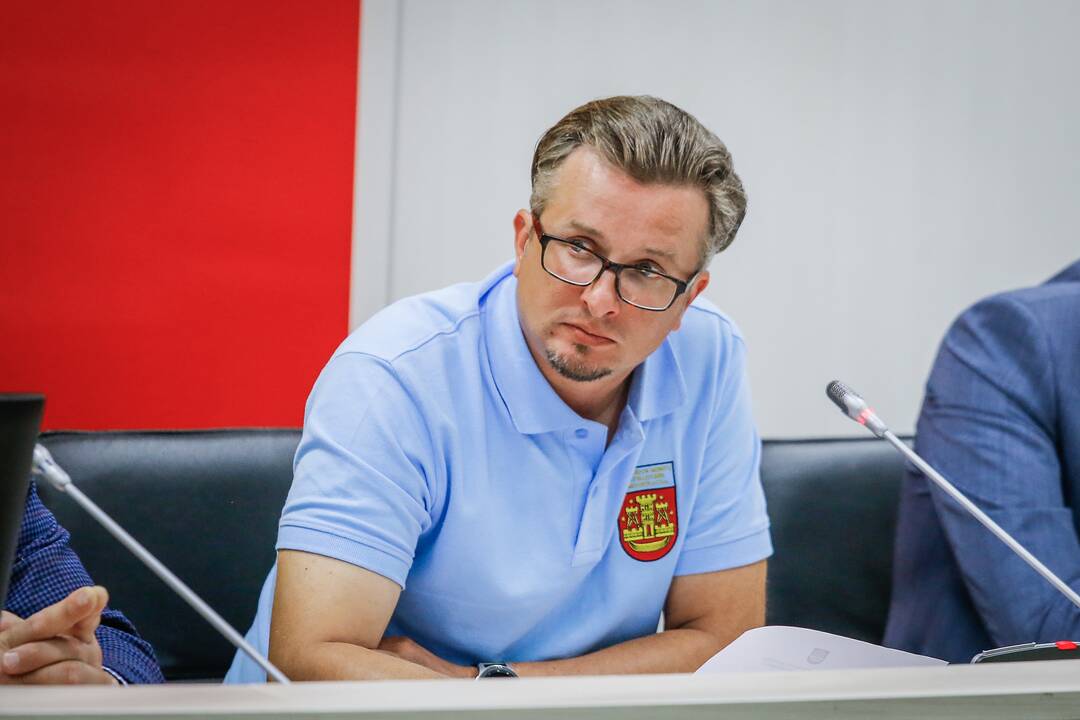 Pastebėjo: prie atliekų konteinerių įrengtose lentelėse perspėjama apie gresiančias nuobaudas, tačiau nurodytos baudų sumos skiriasi.