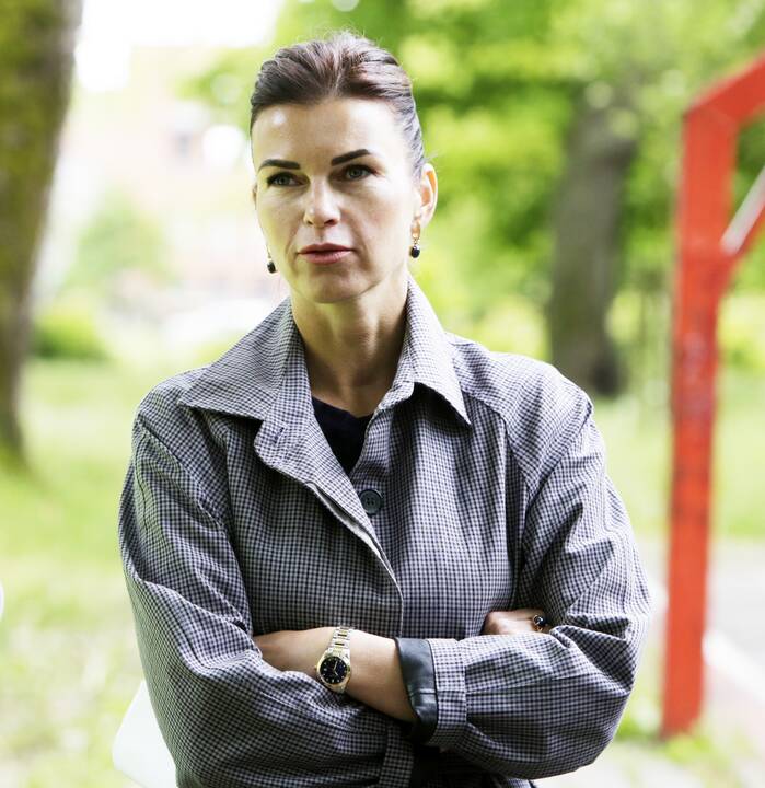 Nemalonu: prie skulptūros „Žvejys“ suoliukai – išmarginti paukščių išmatomis.