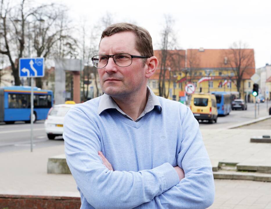 Linksmybės: ant buvusio KU Socialinių mokslų fakulteto pastato stogo buvo užkelti paspirtukai.