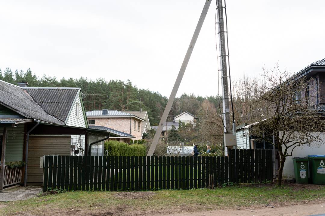 Sprendimas: ESO patrauks stulpo atramą ir kitoje pusėje įrengs atotampą.