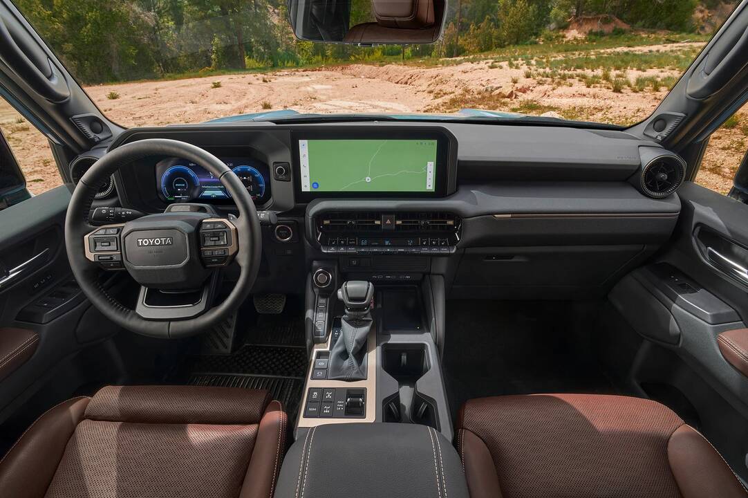 Susitikimas: B. Vanagas bendravo su „Land Cruiser 250“ kūrusiu inžinieriumi K. Moritsu.