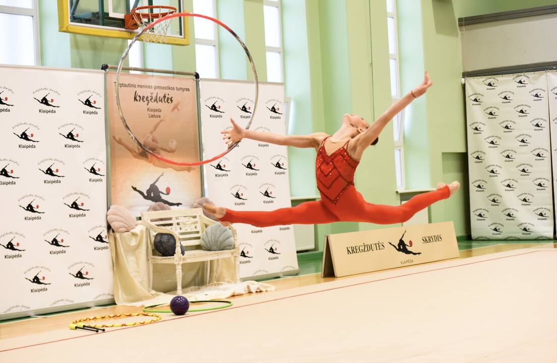 Tradicija: kiekvieną kartą meninės gimnastikos turnyre po apdovanojimų mergaitės tradiciškai sustoja į draugystės ratą.