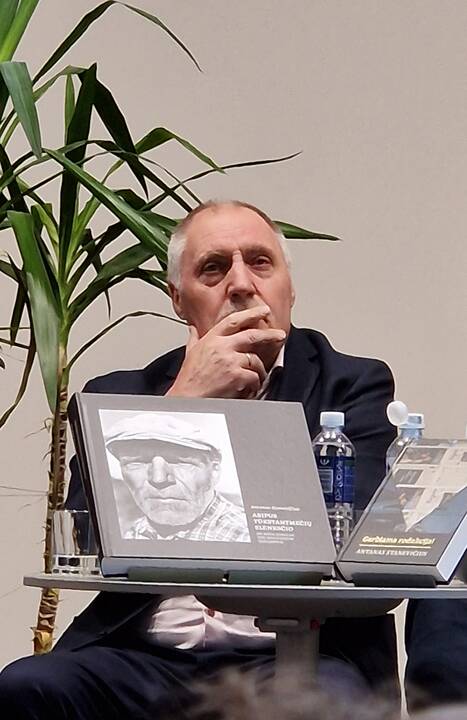 Portretas: fotografijų albumo viršelyje A. Stanevičius įamžino savo tėvą.