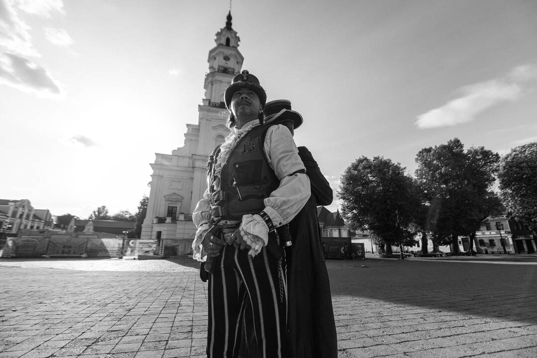 Portretas: nors vadina save stimpanko atstovais, Greta su Donatu siekia būti platesnio kelio menininkais – tai atsispindi jų išvaizdoje ir pasaulėžiūroje. 