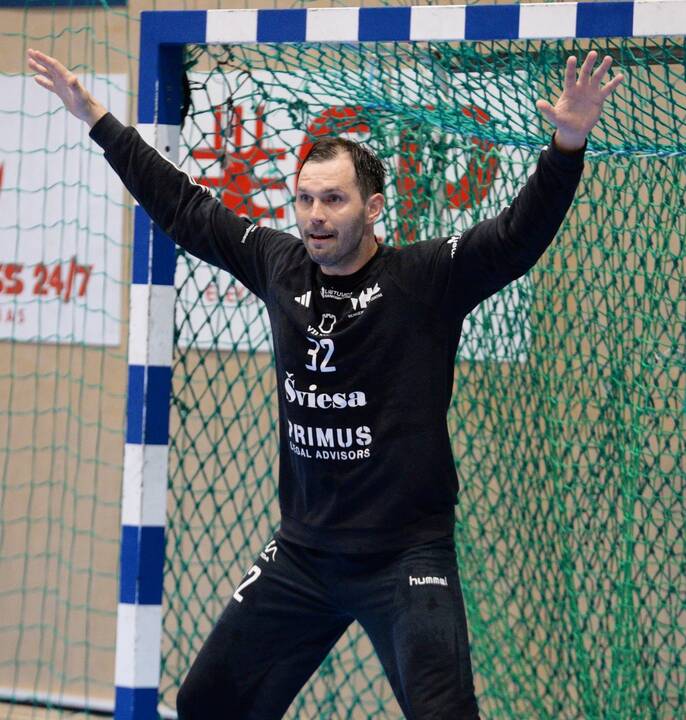 Pasveikino: M. Ustilaitei, savo sportinių trofėjų kolekciją papildžiusiai MVP prizu, sėkmės palinkėjo Lietuvos rankinio federacijos prezidentas D. Pasvenskas.