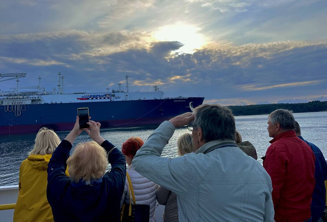 Puošmena: laivas-saugykla „Independence“ taps Lietuvos nuosavybe. Ta proga jis iš abiejų pusių puoštas specialiai jam sukurtos vėtrungės atvaizdu.