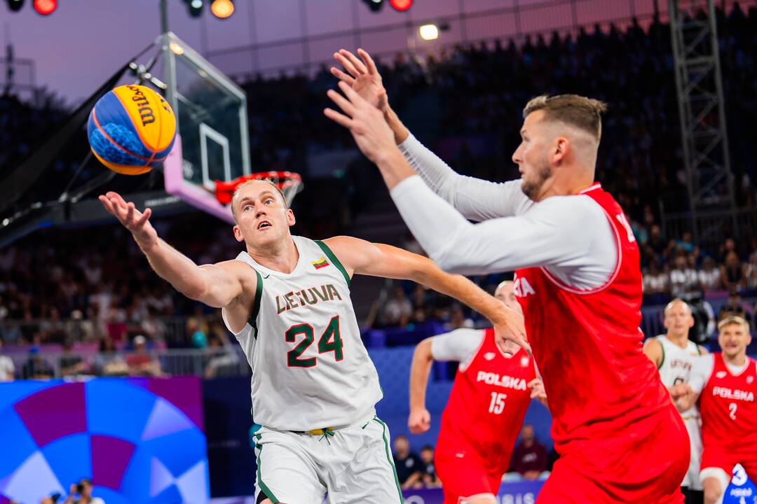 Mykolo Aleknos sidabro medaliu džiaugėsi olimpiadoje debiutavęs brolis Martynas (dešinėje) ir abu disko metikus treniruojantis M. Jusis.