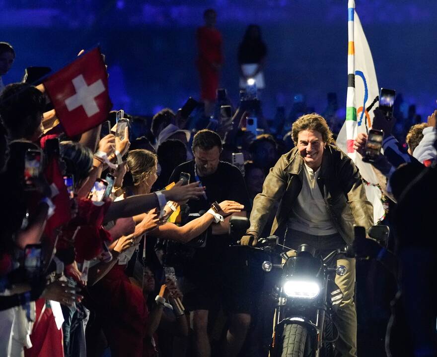  Atsisveikino: Lietuvos trispalvę žaidynių uždarymo parade nešė olimpinė vicečempionė D. Banevič.
