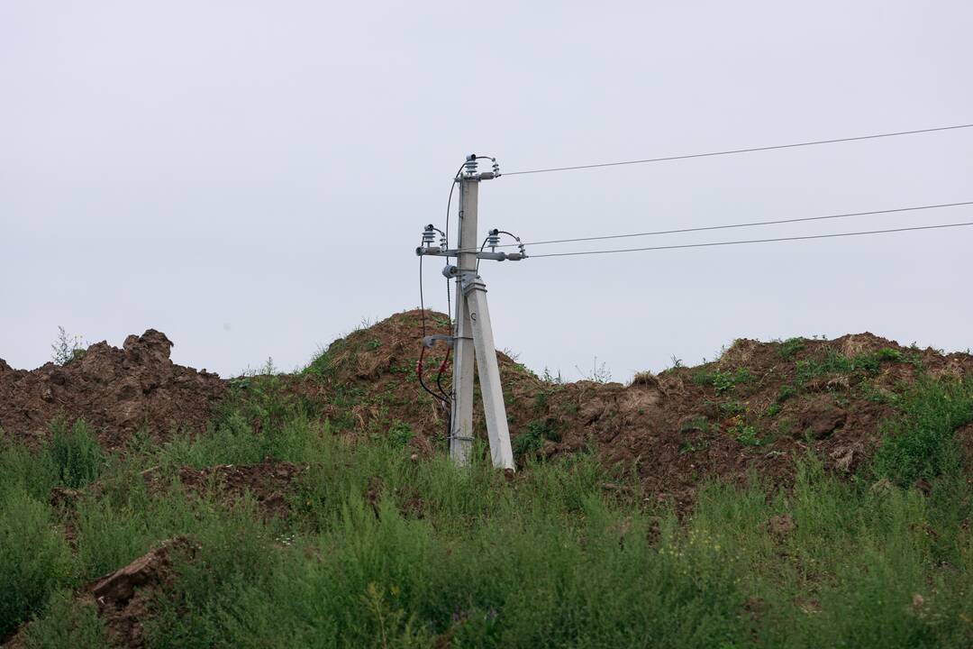 Situacija: bendrovės atstovai po elektros linija supylė laikiną pylimą, esą gyventojams apsaugoti.