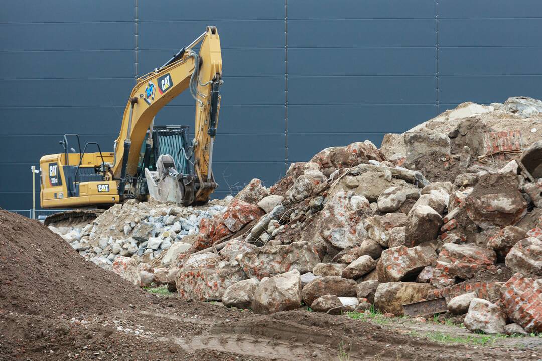 Situacija: bendrovės atstovai po elektros linija supylė laikiną pylimą, esą gyventojams apsaugoti.