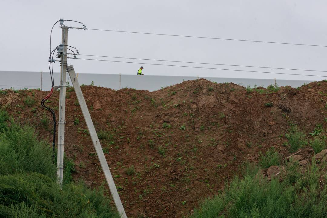 Situacija: bendrovės atstovai po elektros linija supylė laikiną pylimą, esą gyventojams apsaugoti.