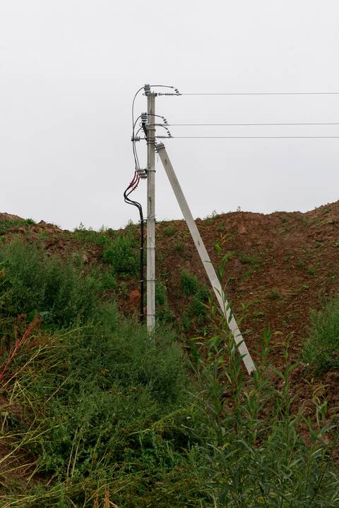 Situacija: bendrovės atstovai po elektros linija supylė laikiną pylimą, esą gyventojams apsaugoti.