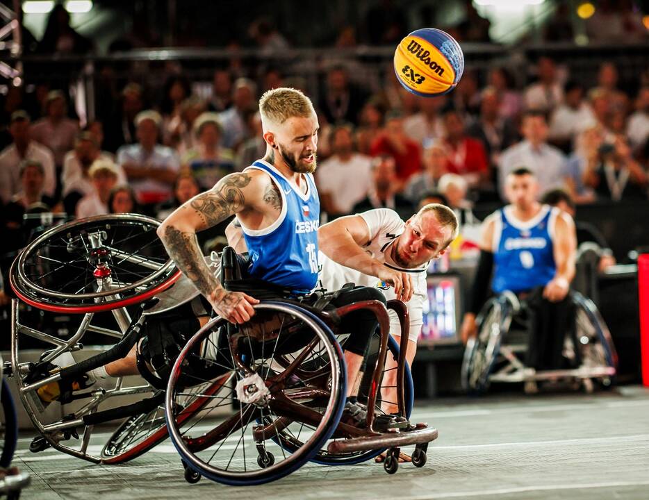 Medalininkai: Lietuvos krepšininkai (iš kairės) G. Čelka, M. Užupis, A. Pukelis, T. Januševičius mažajame finale atsirevanšavo šveicarams.