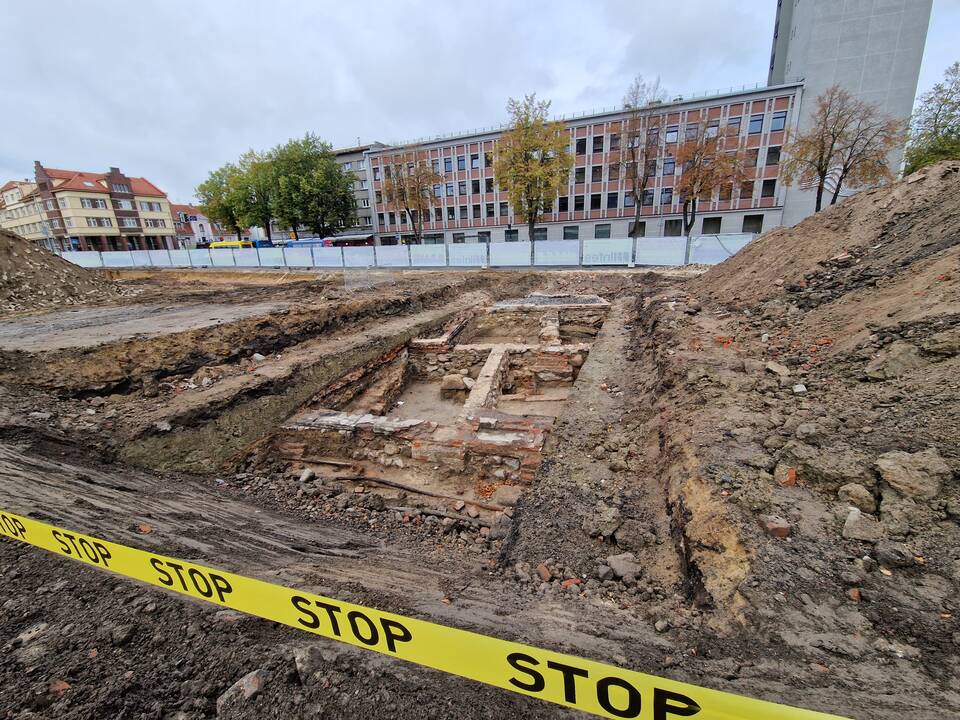Interesas: uostamiesčio architektai susidomėję žvalgėsi po perkasas.