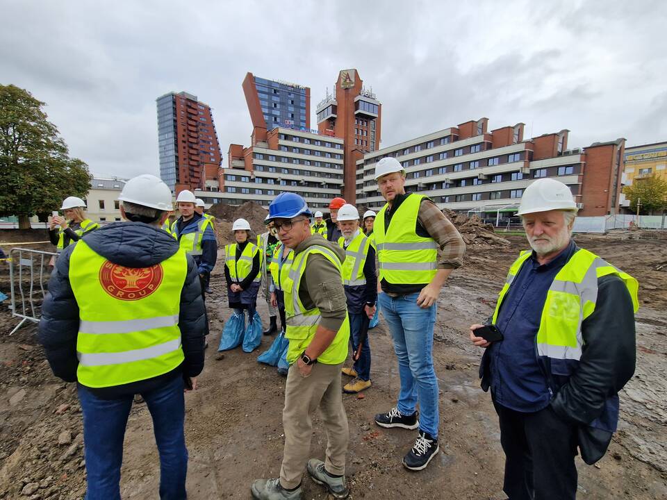 Interesas: uostamiesčio architektai susidomėję žvalgėsi po perkasas.