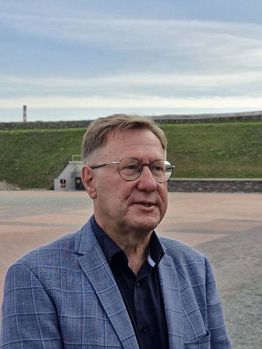 Darbai: prieš du mėnesius virš piliavietės šlaitų iškilusio bokšto mūrą „papuošusią“ stogo konstrukciją artimiausiu metu tikimasi pradėti dengti čerpėmis.