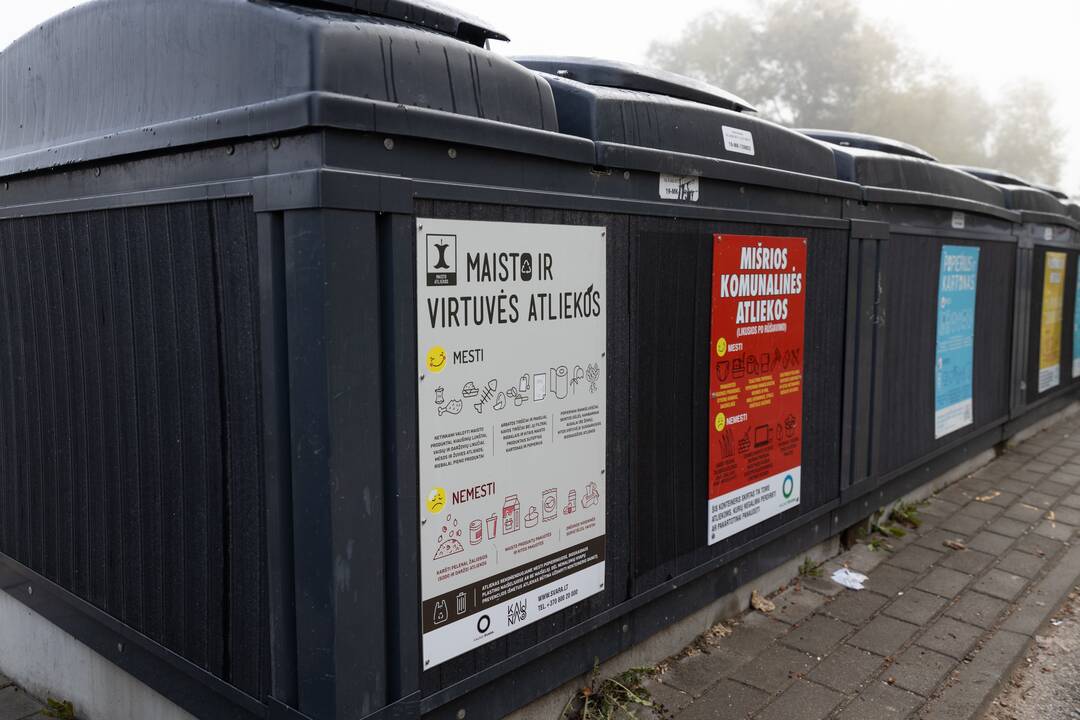 Įpročiai: kauniečiai jau mėnesį mokosi virtuvės atliekas atskirti nuo komunalinių atliekų.