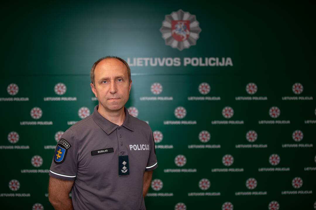 Gudrybė: apgavikai liepė senolei pinigus įdėti į maišelį su rankšluosčiu ir atiduoti atėjusiam „advokatės padėjėjui“. Tą moteris ir padarė.