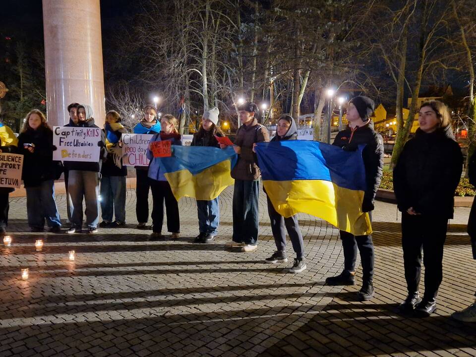 Paminėjimas: Klaipėdoje besimokantys ukrainiečiai su atėjusiais klaipėdiečiais minėjo skaudžią sukaktį.