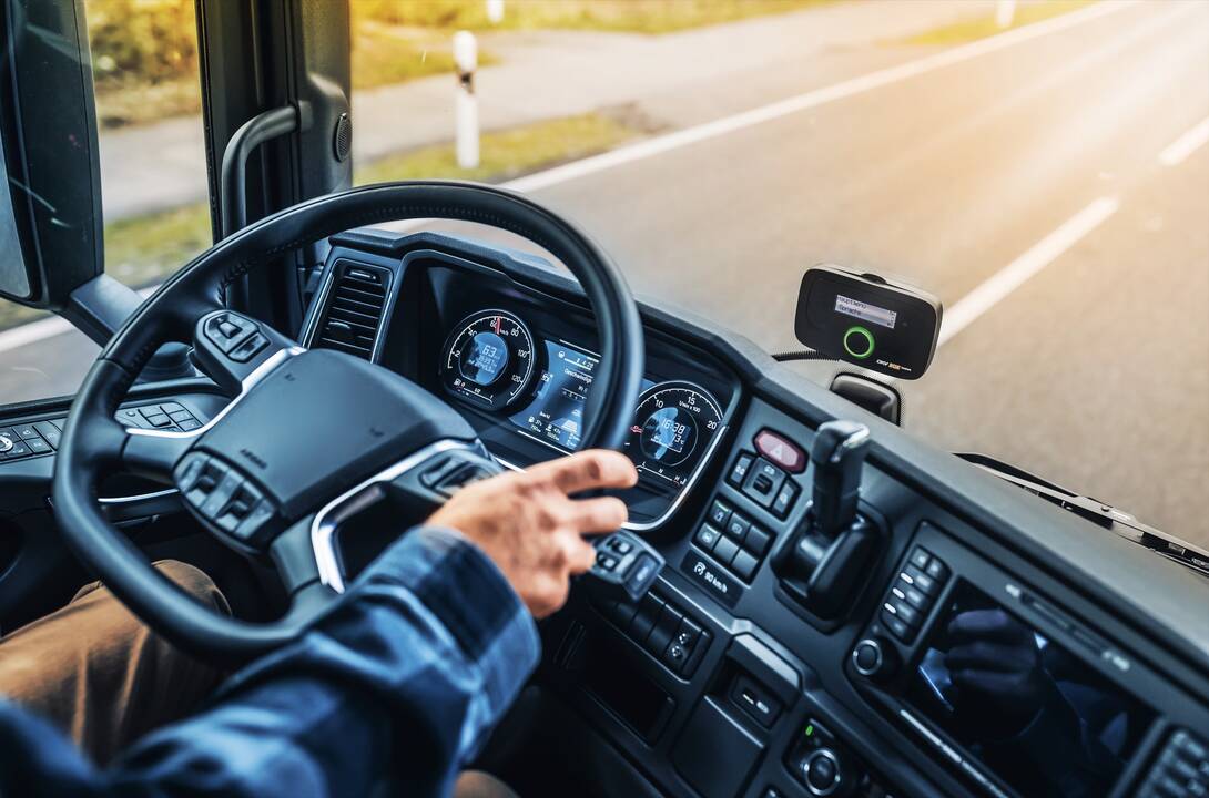 Technologijos: Lietuvoje kelių mokestis už važiavimą magistraliniais keliais vis dar renkamas naudojant vinjetes.