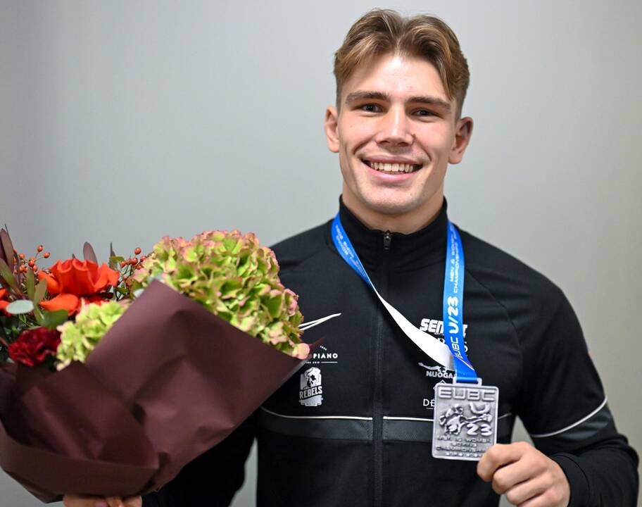 E. Kavaliauskas (kairėje), 2020-aisiais nugalėjęs kanadietį M. Zewskį, iškovojo WBC Kontinentinės Amerikos čempiono ir WBO Šiaurės Amerikos (NABO) čempiono diržus.