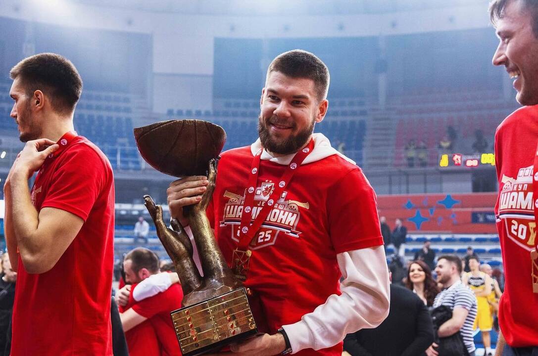 Bendražygiai: Š. Jasikevičius su kolegomis (trečias iš dešinės – T. Masiulis) triumfavo Turkijos krepšinio taurės turnyre.