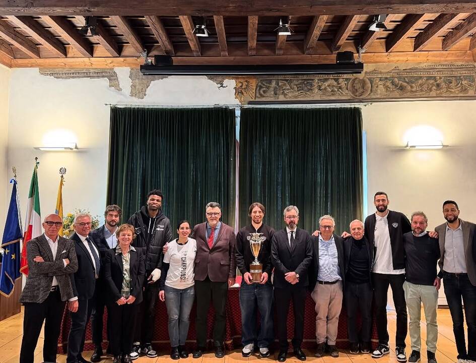 Bendražygiai: Š. Jasikevičius su kolegomis (trečias iš dešinės – T. Masiulis) triumfavo Turkijos krepšinio taurės turnyre.