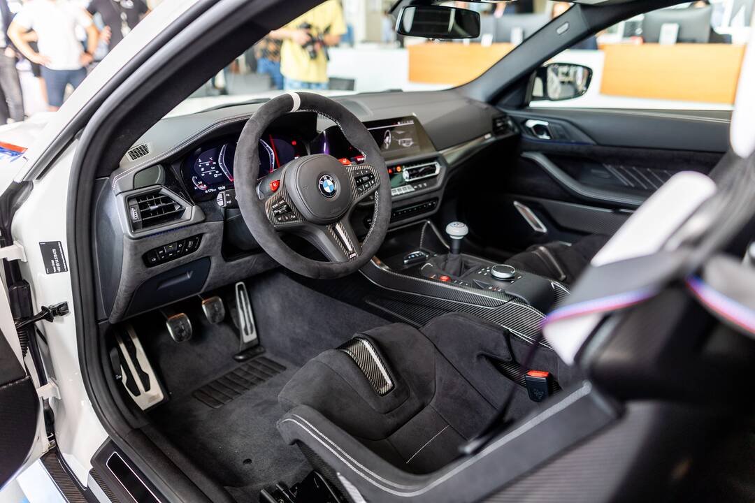 Užtemimas: fiksuota atvejų, kai, veikiant plovimo programai, žmonės atidaro langą arba net išlipa iš automobilio.