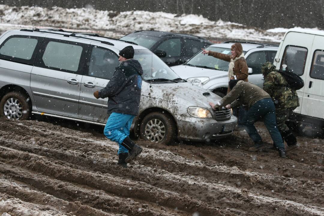Užtemimas: fiksuota atvejų, kai, veikiant plovimo programai, žmonės atidaro langą arba net išlipa iš automobilio.