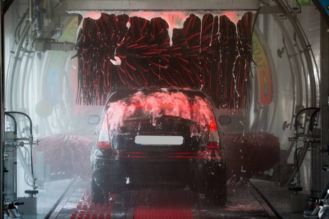 Užtemimas: fiksuota atvejų, kai, veikiant plovimo programai, žmonės atidaro langą arba net išlipa iš automobilio.